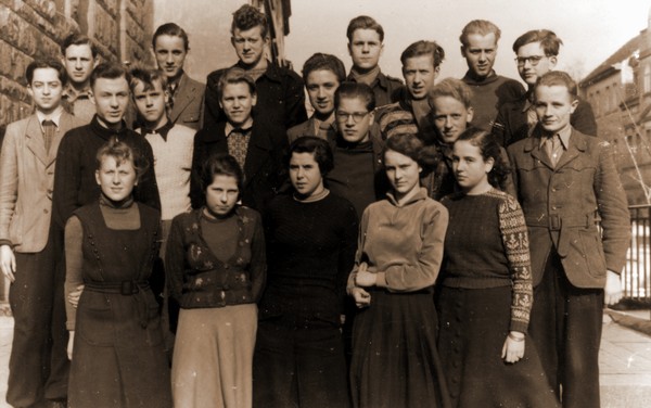 Letztes Klassenfoto der 11 A 3 des Domgymnasiums vor der Klassenauflösung im März 1953. Viele der abgebildeten Schüler verließen kurz danach die DDR.