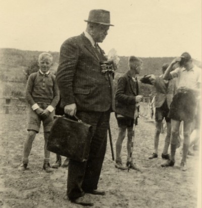 Mit Lehrer Martin Hülgenhof beim Wandertag in Bad Bibra, 1934