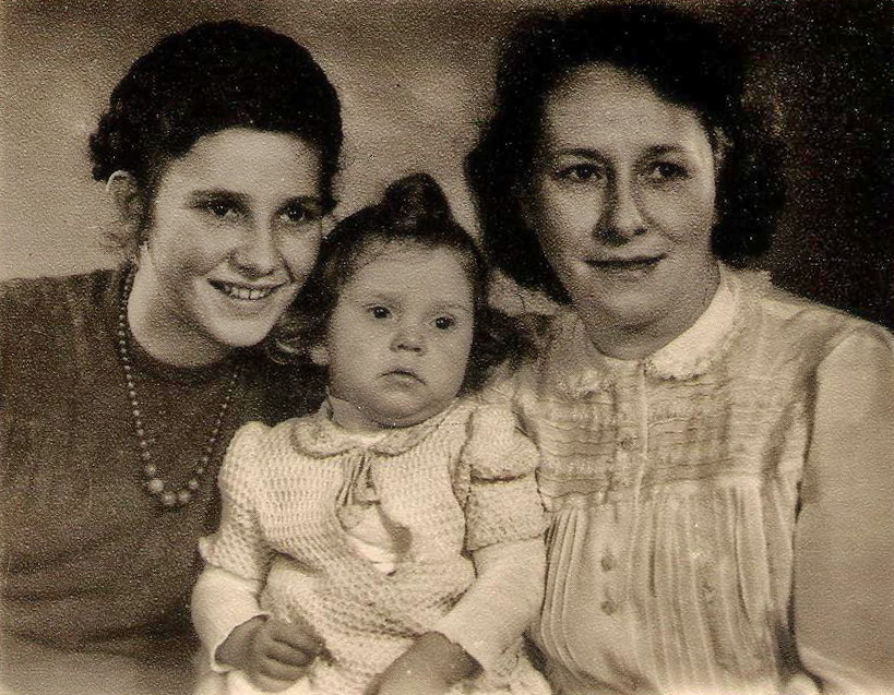 Elke Roßberg (13, links) mit Schwester Birgit und Mutter Antonie, Weihnachten 1946
