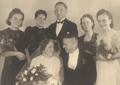 v. l. n. r. Tante Berti Schwester meiner Mutter, Bummelchen, Freund meines Vaters Helmut König, Tante Marta Schwester meines Vaters, Renate, vorne das Brautpaar.