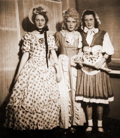 Itte Niehoff, Bärli Cornelius, Heidi Schliephacke beim Maskenball 