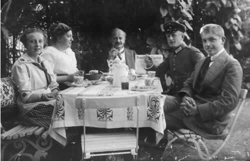 Die Familie Broche um 1915, Ilse, die Eltern, Hans und Walter