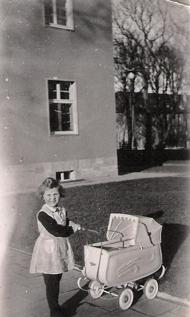 Elke Roßberg mit Freund und ihren Puppen auf dem Kasernengelände
