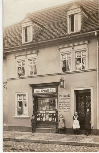 Der kleine Junge vorne links ist mein Vater Leider weiß ich nicht wo dieses Haus ist, auf jeden Fall in Naumburg, aber nicht Wenzelstr. 26.